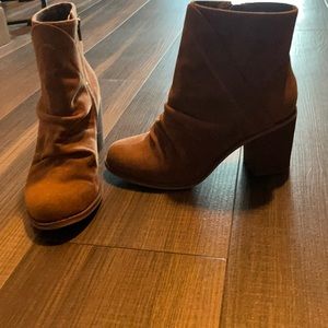 Universal thread brown booties